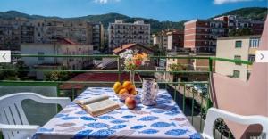 une table avec une assiette de fruits sur un balcon dans l'établissement Casa De Curtis Sorrento, à Sorrente