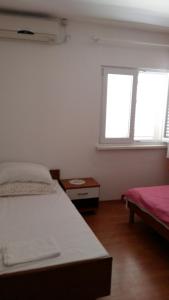 Posteľ alebo postele v izbe v ubytovaní Apartment in Kustici with sea view, balcony, air conditioning, WiFi (3597-1)