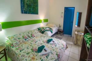 um quarto com duas camas num quarto de hotel em Pousada Villa Del Rey em Paraty