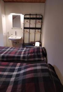 una camera con letto, lavandino e specchio di Casa-Helchteren ad Aan de Wolfsberg