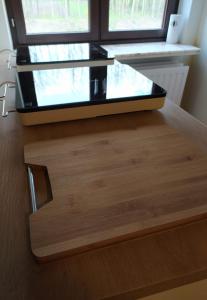 uma caixa de vidro em cima de uma mesa de madeira em Casa-Helchteren em Aan de Wolfsberg
