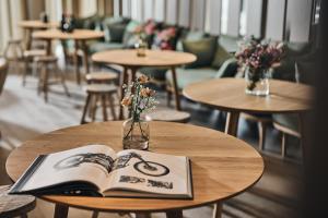 een tafel met een open boek erop met een boek bij Ullrhaus in Sankt Anton am Arlberg