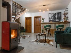 een woonkamer met een houtkachel en een woonkamer bij Plitvica River House in Plitvica selo