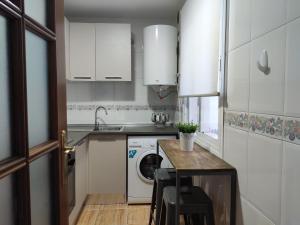 A kitchen or kitchenette at Apartamento Amplio junto al Centro