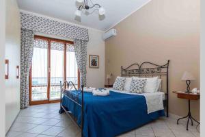 Postel nebo postele na pokoji v ubytování Soverato luxury panoramic house by the sea