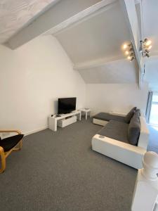ein Wohnzimmer mit einem Sofa und einem TV in der Unterkunft The Castle Lodge in Tredegar