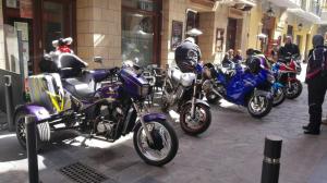 una fila de motocicletas estacionadas en una calle de la ciudad en Hotel Jaqués, en Jaca