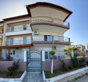 - un bâtiment avec des balcons sur le côté dans l'établissement Villa Ilias, à Flogita