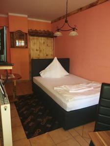 1 dormitorio con 1 cama con sábanas blancas en Pension Schloßwache-Zerbst, en Zerbst