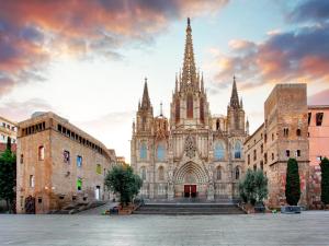 een groot gebouw met een kathedraal in een stad bij Céntrico apartamento cerca de playa y tren a Barcelona para 6 pax in Premiá de Mar