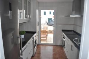 A kitchen or kitchenette at Villa Blanca Punta Grossa