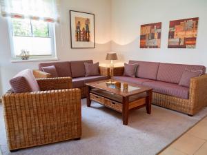 Sala de estar con 2 sofás y mesa de centro en Villa Annika - Apt. 05, en Ostseebad Sellin