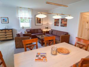 sala de estar con mesa y sofá en Villa Annika - Apt. 05, en Ostseebad Sellin