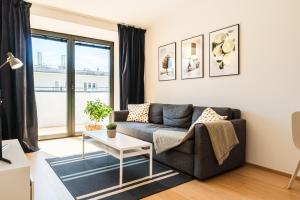 布拉提斯拉瓦的住宿－Smart & Green Living by Ambiente，客厅配有沙发和桌子