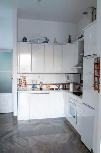 een witte keuken met witte kasten en apparaten bij Casa Palacio López Daza in Granada