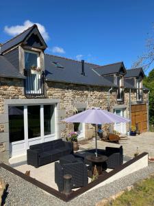 une terrasse avec un parasol, une table et des chaises dans l'établissement Ash Tree, à Vire