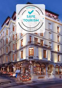 een hotel met een bord dat rondleidingen door de poort leest bij Best Western Empire Palace Hotel & Spa in Istanbul