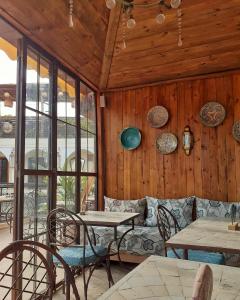 ein Restaurant mit Tischen, Stühlen und Holzwänden in der Unterkunft Color Safrà in Marrakesch