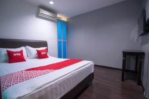 Un ou plusieurs lits dans un hébergement de l'établissement OYO 90281 Hotel Taj seksyen 13