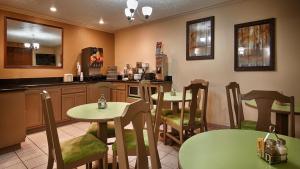 een restaurant met tafels en stoelen en een keuken bij Best Western John Jay Inn in Calexico