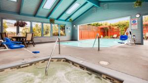 - une piscine dans une maison avec piscine dans l'établissement Best Western Arcata Inn, à Arcata