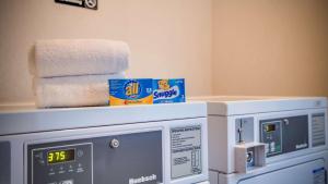 una pila de toallas sentadas sobre un microondas en Best Western Arcata Inn, en Arcata