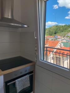 cocina con ventana y vistas a la ciudad en Apartman Mare Blace, en Blace