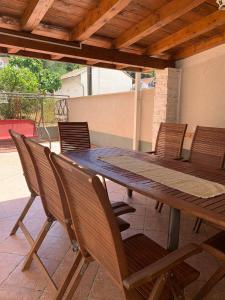 una mesa de madera y sillas en un patio en Apartman Mare Blace, en Blace