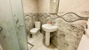 كايا ريزيدنس في أوزونغول: حمام مع مرحاض ومغسلة