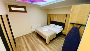 - une chambre avec un lit et un plafond dans l'établissement Kaya Residence, à Uzungöl
