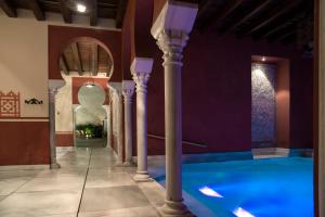 Piscina de la sau aproape de Hospederia Baños Arabes De Cordoba