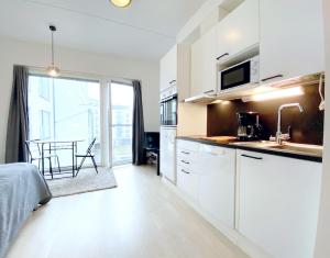Kuchyň nebo kuchyňský kout v ubytování Avia Apartments Helsinki Airport