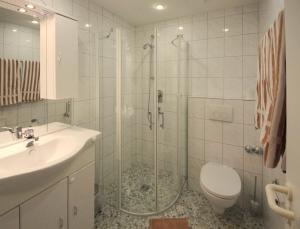 Koupelna v ubytování Hotel Krone Stühlingen - Das Tor zum Südschwarzwald + 33 fotografií
