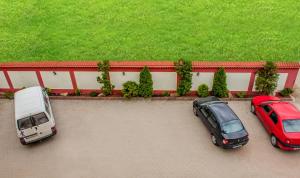 シビウにあるHotel Class Hermannstadtの駐車場に車二台とトラック一台