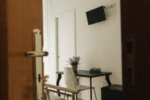Televízia a/alebo spoločenská miestnosť v ubytovaní Giulietta nei Sassi