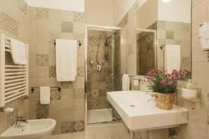 馬泰拉的住宿－薩西朱麗葉住宿加早餐旅館，白色的浴室设有水槽和淋浴。