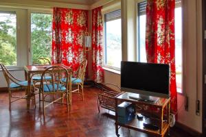 TV a/nebo společenská místnost v ubytování Holiday Home Furnas - PDL01013-F