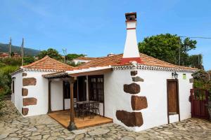 un pequeño edificio blanco con un faro en la parte superior en holiday home, Puntallana, en Puntallana
