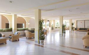 a lobby with couches and chairs and plants at Playadulce in Aguadulce