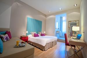 sypialnia z łóżkiem i biurkiem z laptopem w obiekcie BacHome Terrace B&B w Barcelonie