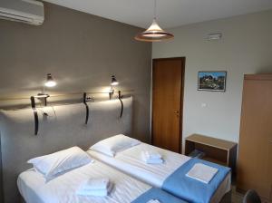Letto o letti in una camera di Ενοικιαζόμενα Δωμάτια Ενιπεύς- Rooms Enipeas