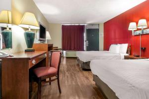 Postel nebo postele na pokoji v ubytování Econo Lodge + 15 fotografií