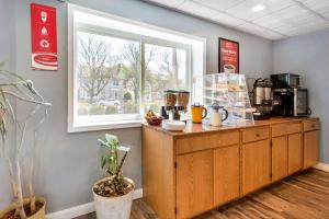 a coffee shop with a counter with a window at Econo Lodge in Cortland