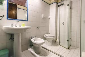 Bathroom sa Agri-tourism Tenuta Quarrata Santo Pietro Belvedere - ITO04100d-DYD