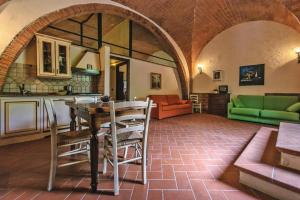 Lounge o bar area sa Agri-tourism Tenuta Quarrata Santo Pietro Belvedere - ITO04100d-DYD