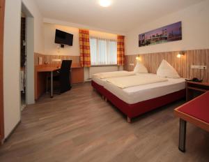 Postel nebo postele na pokoji v ubytování Hotel Krone Stühlingen - Das Tor zum Südschwarzwald