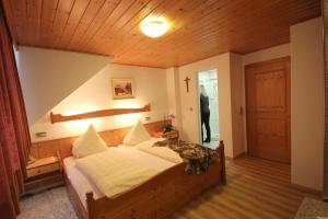 Postel nebo postele na pokoji v ubytování Hotel Krone Stühlingen - Das Tor zum Südschwarzwald