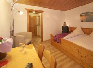 Postel nebo postele na pokoji v ubytování Hotel Krone Stühlingen - Das Tor zum Südschwarzwald