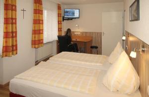 Postel nebo postele na pokoji v ubytování Hotel Krone Stühlingen - Das Tor zum Südschwarzwald