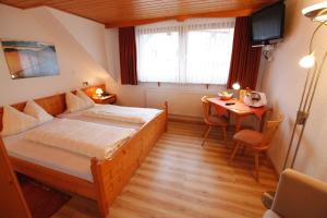 Postel nebo postele na pokoji v ubytování Hotel Krone Stühlingen - Das Tor zum Südschwarzwald